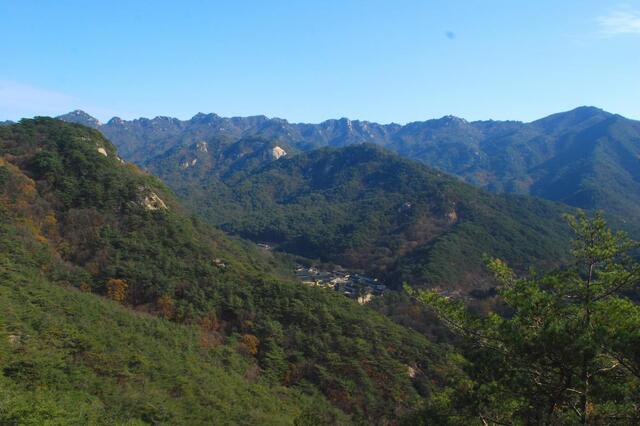 ▲ 전망대 바위에서 바라본 속리산 산등성.ⓒ진경수 山 애호가