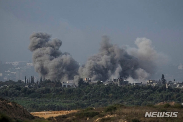 ▲ 11일(현지시간) 이스라엘 공습으로 가자지구에서 연기가 피어오르는 모습. ⓒAP/뉴시스