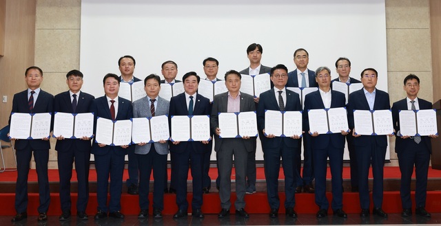 ▲ 충북도는 지난 9월 25일 도청에서 충북대와 한국교통대의 글로컬대학 최종 선정을 위해 18개 기관장이 참석한 가운데 지·산·학·연 업무협약식을 가졌다.ⓒ충북도