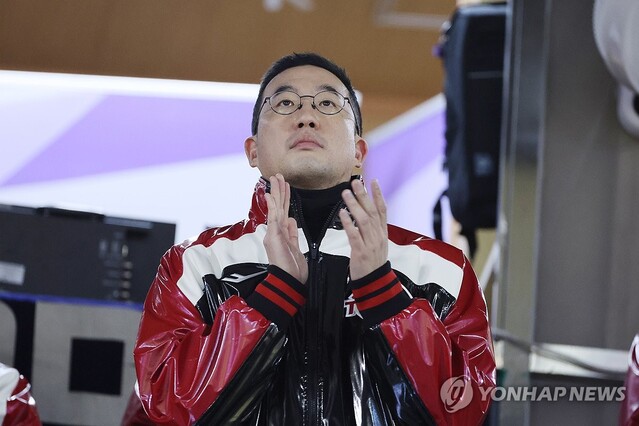 ▲ 구광모 LG그룹 회장이 13일 서울 잠실야구장에서 열린 2023 KBO 한국시리즈 5차전에 유광점퍼를 입고 관중석에서 LG를 응원하고 있는 모습.ⓒ연합뉴스