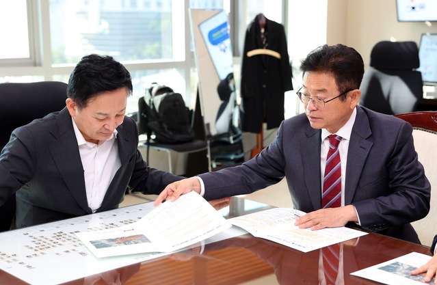 ▲ 이철우 경북도지사(오른쪽)는 13일 원희룡 국토부장관을 만나 대구경북신공항 화물터미널의 추가 건설 등 ‘성공하는 지방공항’을 위한 현안사항을 건의했다.ⓒ경북도