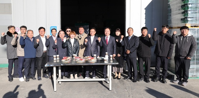 ▲ 이철우 경북도지사는 13일 명품안동소주(대표 윤종림) 본사에서 우일음료(대표 강평모)를 통해 수출되는 안동소주 중국 시장 진출 선적행사에 참석했다.ⓒ경북도