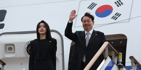 윤석열 대통령과 부인 김건희 여사가 작년 9월 18일 경기 성남 서울공항에서 영국 런던으로 향하는 순방길에 오른 모습ⓒ연합뉴스
