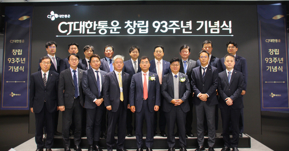 ▲ CJ대한통운 93주년 창립기념식에서 강신호(왼쪽 다섯 번째) 대표와 주요 경영진이 기념촬영하고 있다. ⓒCJ대한통운