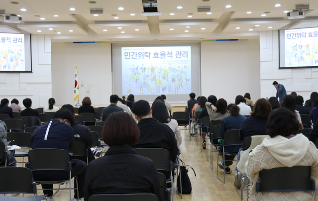 ▲ 배성기 한국민간위탁경영연구소 소장이 민간위탁 효율적 관리 강의를 하고 있다.ⓒ한국민간위탁경영연구소