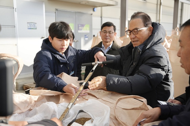 ▲ 박상돈 천안시장이 14일 아우내농협 농산물 종합유통센터를 방문해 공공비축미곡 출하 중인 벼 검사에 참여하고 있다.ⓒ천안시