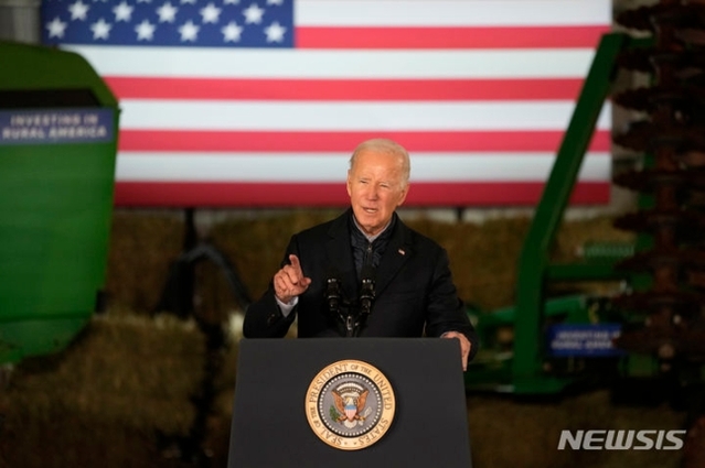 ▲ 미 백악관은 조 바이든 대통령이 13일(현지시간) 이 같은 내용의 '한국계 미국인 베트남전 참전용사 보훈법(Korean American VALOR Act)'에 서명했다고 밝혔다. 사진은 바이든 대통령이 지난 1일 미네소타주 노스필드의 더치 크리크 팜스에서 선거 유세에서 연설하는 모습. ⓒAP/뉴시스