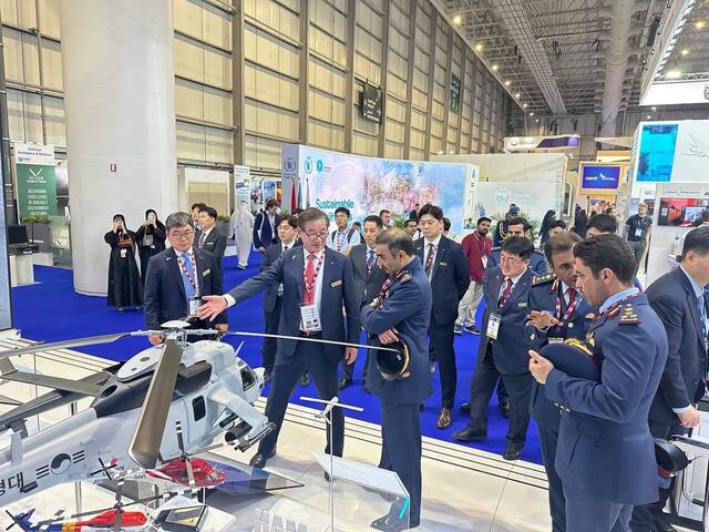 ▲ KAI 부스를 방문한 자심 모하마드 알 마니이 카타르 공군 사령관 ⓒKAI