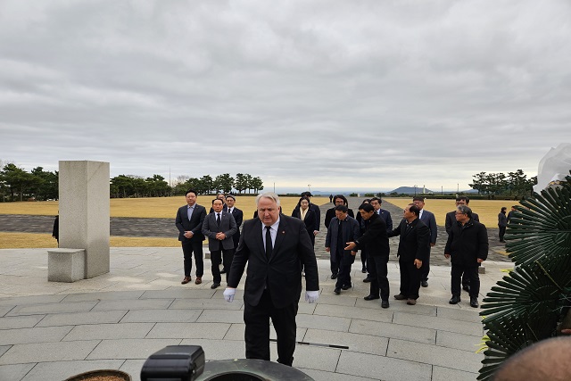 ▲ 인요한 국민의힘 혁신위원장과 위원들이 14일 제주 4·3 평화공원을 찾아 참배하고 있다.ⓒ제주=이도영 기자