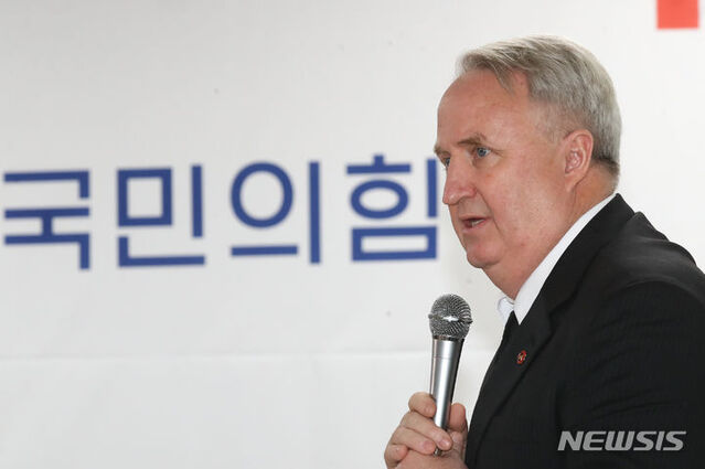 ▲ 인요한 국민의힘 혁신위원장이 14일 오후 제주시 연동에 위치한 국힘 제주도당사를 찾아 당원들과 대화를 나누고 있다. ⓒ뉴시스