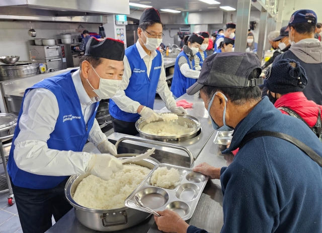 ▲ 한종희 삼성전자 부회장(왼쪽) 등 삼성전자 임직원들이 지난 6일 경기 성남시 사회복지 기관 '안나의 집'에서 노숙자 대상 배식 봉사에 참여하고 있다. ⓒ삼성전자