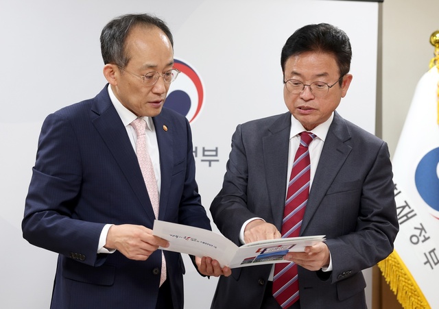 ▲ 이철우 도지사(오른쪽)는 지난 13일 서울 정부청사에서 추경호 부총리 겸 기획재정부장관을 만나 지역활성화를 위한 규제혁신의 중요성을 강조했다.ⓒ경북도