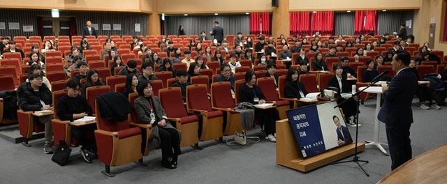 ▲ 백성현 논산시장이 지난 13일 공주시 있는 충청남도인재개발원에서 신규 공무원 160명을 대상으로 특강을 하고 있다.ⓒ논산시