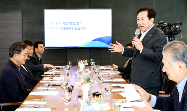 ▲ 김기문 중기중앙회장(오른쪽 가운데)이 13일 경기도 수원시에 있는 도담소에서 열린 '김동연 경기도지사 초청 중소기업인 간담회'에서 인사말을 하고 있다.ⓒ중기중앙회