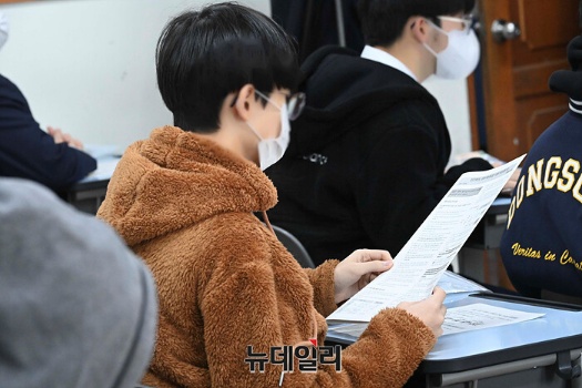 ▲ 마스크를 쓰고 수능을 치르는 수험생의 모습. ⓒ뉴데일리DB