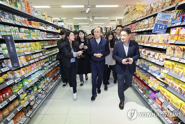 ▲ 추경호 경제부총리 겸 기획재정부 장관이 14일 오후 서울 이마트 용산점에 방문해 주요 품목 물가를 점검하고 있다.ⓒ연합뉴스