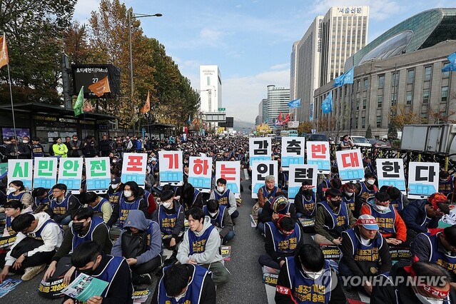 ▲ 서울교통공사 노동조합 조합원들이 9일 오전 서울시청 옆 세종대로에서 열린 총파업 출정식에서 손팻말을 들고 있다.ⓒ연합뉴스