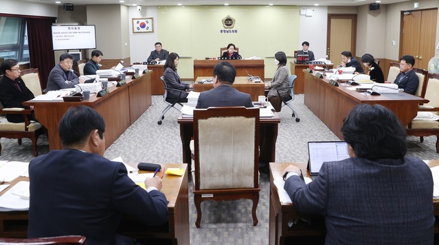 ▲ 충남도의회 행정문화위원회는 14일 도의회에서 충남문화관광재단에 대한 행정사무감사를 했다.ⓒ충남도의회