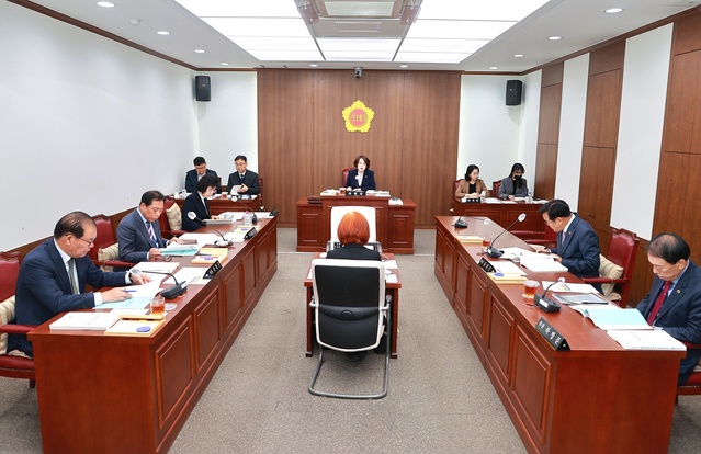 ▲ 대구시의회 경제환경위원회(위원장 이태손)는 11월 14일 대구공공시설관리공단에 대한 행정사무감사를 실시해, 공단 내 안전사고 발생현황, 대덕승마장 경영악화, 명복공원 현대화 사업, 복합혁신센터 개관 지연 등의 문제를 지적하고, 시민 편익 증진을 위한 서비스 확충을 요청했다.ⓒ대구시의회