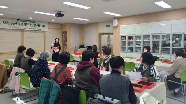 ▲ 영양군(군수 오도창)은 2023년 11월 14일부터 11월 28일까지 5회에 걸쳐 영양군농업기술센터 생활자원실습장에서 영양군우리음식연구회를 대상으로 ‘우리쌀로 만드는 한식디저트’ 교육을 실시한다.ⓒ영양군