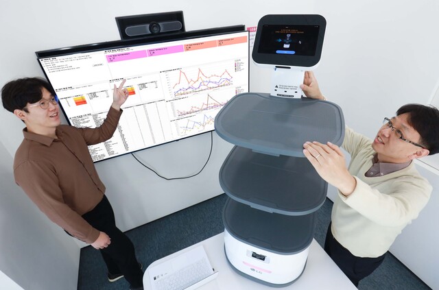 ▲ LG유플러스 직원들이 로봇 이용 고객 경험을 개선하기 위해 데이터 분석 리포트를 리뷰하고 있는 모습.ⓒLG유플러스