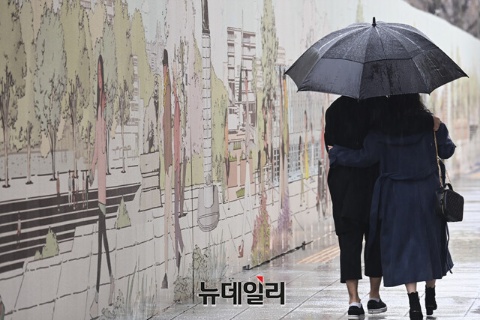 ▲ 비가 내리는 날 우산을 쓰고 걸어가는 사람들의 모습. ⓒ뉴데일리DB