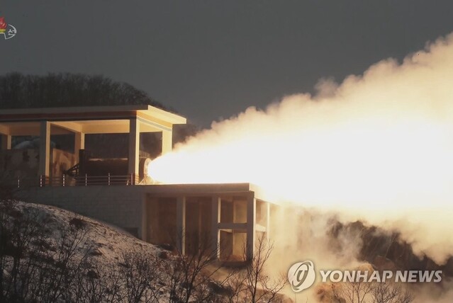 ▲ 북한의 지난해 신형 고체ICBM용 엔진시험 모습 ⓒ연합뉴스