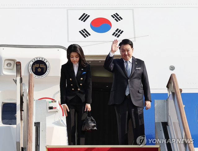 ▲ 아시아태평양경제협력체(APEC) 정상회의에 참석하는 윤석열 대통령과 부인 김건희 여사가 15일 성남 서울공항에서 미국 샌프란시스코로 출국하기 전 공군 1호기에서 출국 인사를 하고 있다.ⓒ연합뉴스