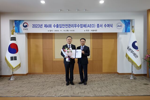 ▲ 방상두(왼쪽) 팬오션 컨테이너선영업본부장과 이석문 서울세관장이 기념촬영을 하고 있다. ⓒ팬오션