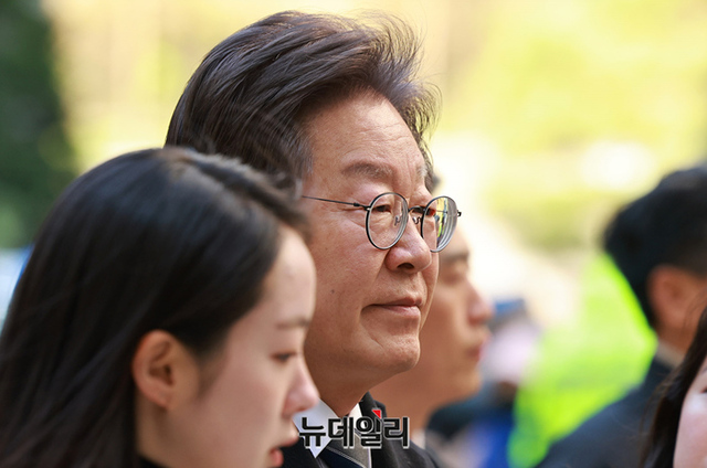 ▲ 이재명 더불어민주당 대표가 14일 오전 서울 서초구 중앙지법에서 열린 대장동 배임, 성남FC 뇌물 관련 공판에 출석하고 있다. ⓒ정상윤 기자