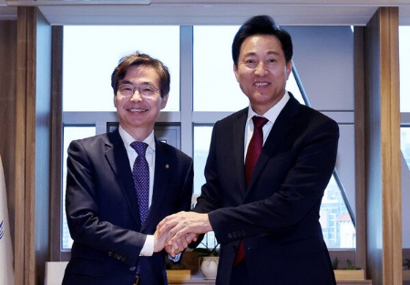 ▲ 오세훈 서울시장과 조경태 국민의힘 뉴시티 프로젝트 특별위원회 위원장이15일 오전 서울시청에서 메가시티 서울 구상을 위해 만났다. ⓒ연합뉴스