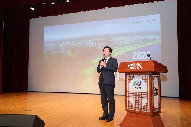 ▲ 권기창 시장이 ‘2024년도 안동시정 설명회’에서 인사말을 하고 있다.ⓒ안동시