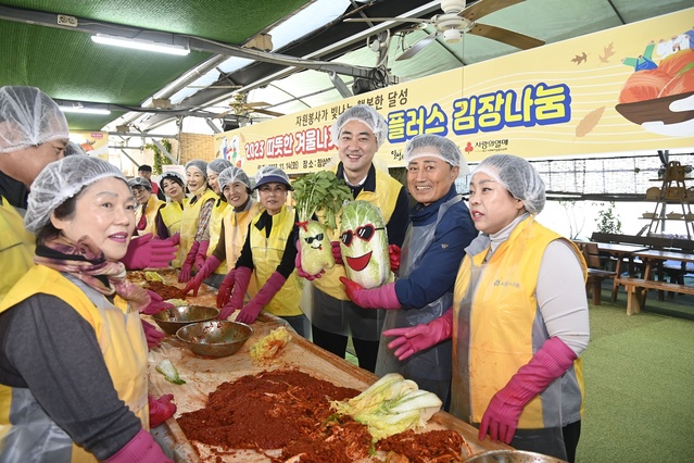 ▲ 달성군자원봉사센터(센터장 송종구)는 지난 14일 자원봉사자 80여 명과 함께 옥포읍 참살이 달성농장에서 ‘2023 따뜻한 겨울나기, 행복플러스 김장 나눔’ 행사를 가졌다.ⓒ달성군