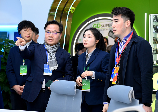 ▲ 김학홍 부지사(왼쪽 두번째)는 13일 UCLG 아태지부 전시회 개막식에 참석해 부스를 참관했다.ⓒ경북도