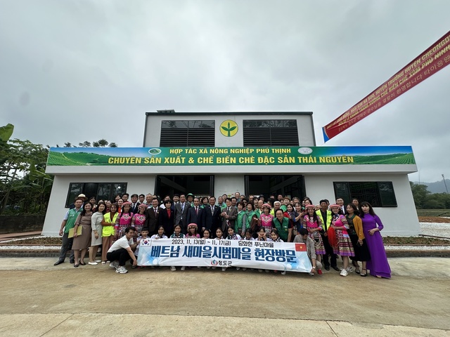 ▲ 청도군(군수 김하수)은 11월 13일~11월 17일(5일간) 일정으로 청도군 새마을회, 차산농악 문화공연팀과 함께 베트남 새마을운동 시범마을 조성사업장인 딩화현 푸닌마을을 현장 방문했다.ⓒ청도군