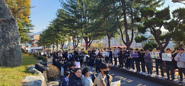 ▲ 충북 충주고등학교 학생들이 지난 14일 수능시험(16일)을 앞두고 학교 정문 앞에서 고3학생들의 수능시험 대박을 기원하는 행사를 하고 있다.ⓒ충주고등학교