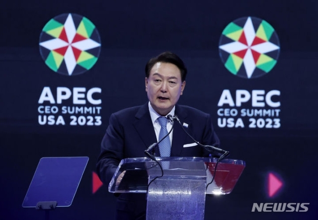 ▲ 아시아태평양경제협력체(APEC) 정상회의 참석차 미국을 방문 중인 윤석열 대통령이 15일(현지시간) 샌프란시스코 모스코니센터에서 열린 'APEC 최고경영자(CEO) 서밋'에서 기조연설하고 있다. ⓒ뉴시스