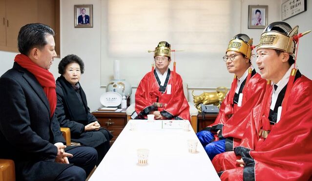 ▲ 지난 14일 구미시 상모동 박정희 대통령 생가에서 열린 탄신 106돌 숭모제에서 초헌관으로 참석해 제를 올린 이철우 지사(중간).ⓒ구미시