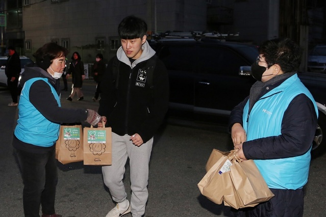 ▲ 현대제철 당진제철소 임직원들이 16일 당진고 앞에서 수험생에게 수능 대박을 기원하며 생수와 핫팩을 선물하고 있다.ⓒ현대제철