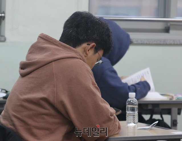 ▲ 세종시 도담동 양지고등학교 (제29지구 시험장)에서 시험장에 입실한 수험생들이 1교시 시험을 준비하고 있다.ⓒ이길표 기자