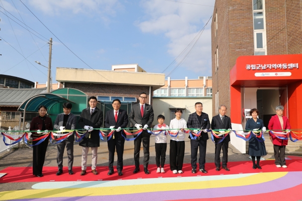 ▲ 테이프 커팅식을 진행중인 롯데웰푸드 배성우 제과마케팅본부장(사진가운데 남자어린이 좌측)과 영광군 강종만 군수(여자어린이 우측)외 관계자들ⓒ롯데웰푸드