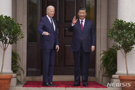 ▲ 바이든 미국 대통령과 시진핑 중국 국가주석이 15일 오전 11시 18분(현지 시각) 캘리포니아주(州) 샌머테이오 카운티의 파이롤리 에스테이트에서 정상회담을 위해 만났다. ⓒ뉴시스