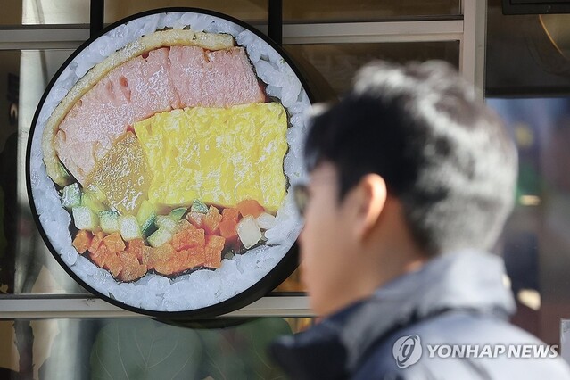 ▲ 대표적인 외식 품목 8개 중에서 김밥과 비빔밥 가격이 지난달에 또 올랐다. 사진은 13일 점심시간 김밥 전문점을 찾는 시민들.ⓒ연합뉴스