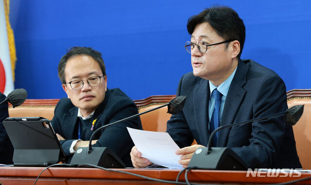 ▲ 홍익표 더불어민주당 원내대표가 16일 국회에서 정책조정회의를 하고 있다. ⓒ뉴시스