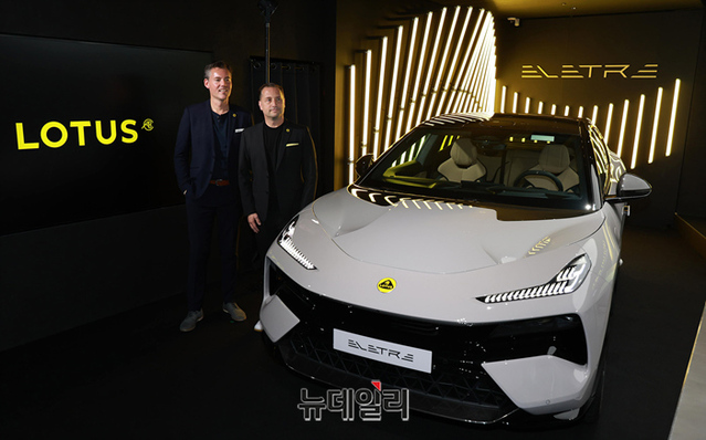 ▲ 마이크 존스톤 로터스 부사장과 댄 발머 로터스 총괄 디렉터가 엘레트라 옆에서 포즈를 취하는 모습 ⓒ뉴데일리
