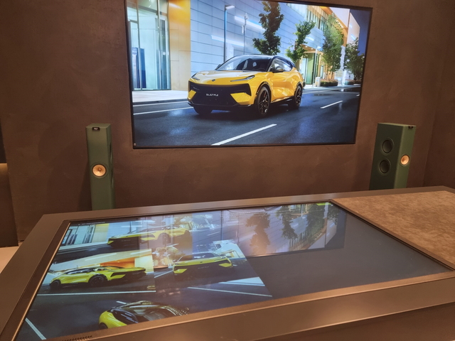 ▲ 플래그십 쇼룸 2층에서는 차량 내외관을 원하는대로 구성해볼 수 있다 ⓒ뉴데일리 김성현 기자