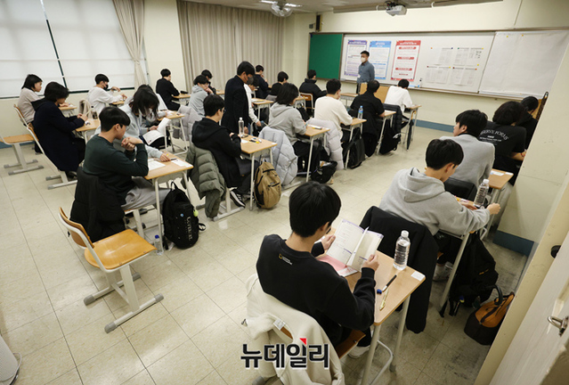 ▲ 2024학년도 대학수학능력시험(수능)일인 16일 오전 서울 영등포구 여의도여자고등학교에서 수험생들이 마지막 준비를 하고 있다.ⓒ서성진 기자