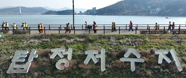 ▲ 지난 15일 탑정호 출렁다리에서 열린 ‘100세 건강걷기 대회’에 참가자들이 저수지 주변을 걷고 있다.ⓒ논산시