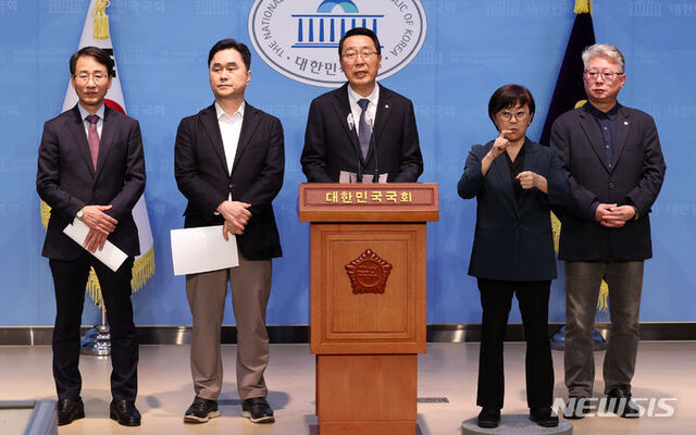 ▲ 영찬 더불어민주당 의원이 16일 오전 서울 여의도 국회 소통관에서 이원욱(왼쪽부터), 김종민, 조응천(오른쪽) 의원과 함께 원칙과 상식 출범 기자회견을 하고 있다. ⓒ뉴시스