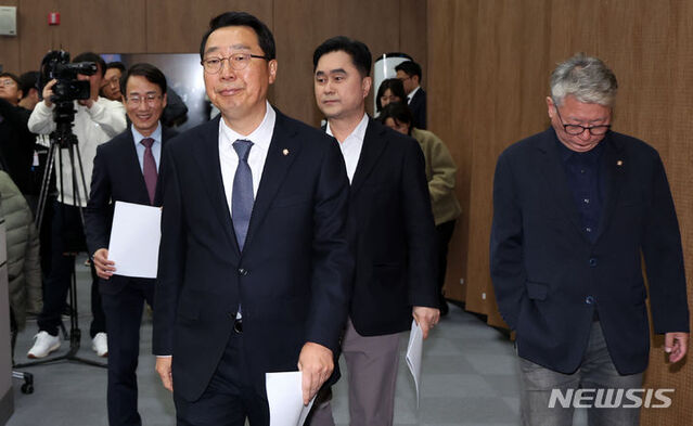 ▲ 더불어민주당 이원욱, 윤영찬, 김종민, 조응천 의원이 16일 오전 서울 여의도 국회 소통관에서 열린 원칙과 상식 출범 기자회견에 참석하고 있다. ⓒ뉴시스